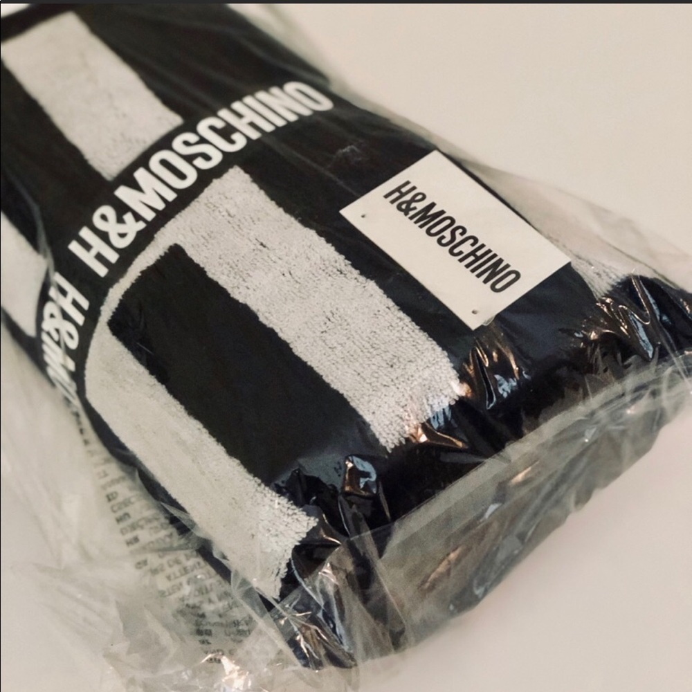 Online Exclusive H&Moschino black and white Beach towel